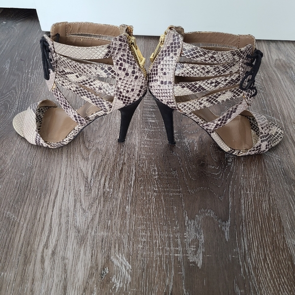 Report Signature strappy sandals. Size 6.4 - Picture 7 of 10